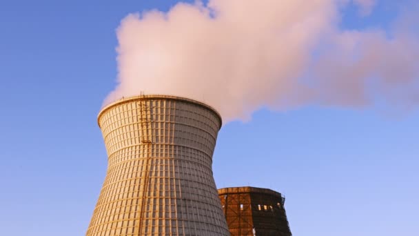 Wasserkühlturm türmt Rauch über blauem Himmel — Stockvideo