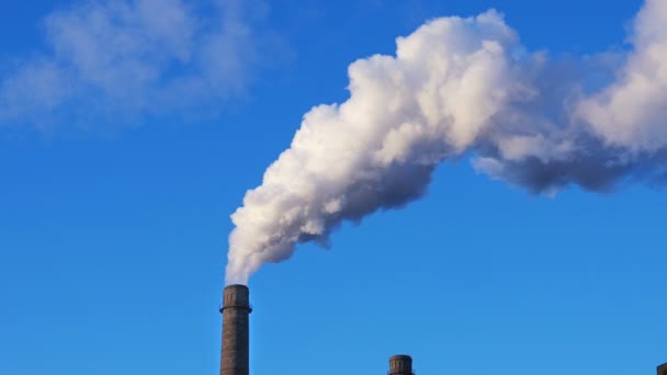 Fabriek plant rook stapel op blauwe hemelachtergrond — Stockvideo