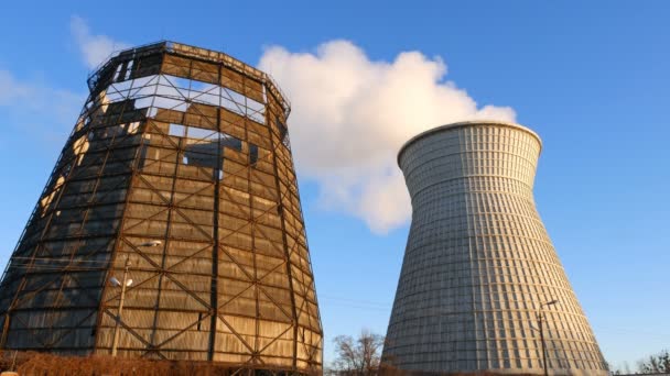 Water cooling tower stack smoke over blue sky — Stock Video