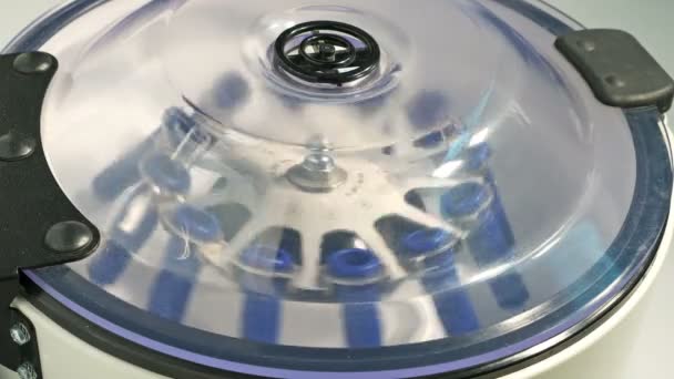 Automatische medische bloed in chemisch lab centrifuge — Stockvideo