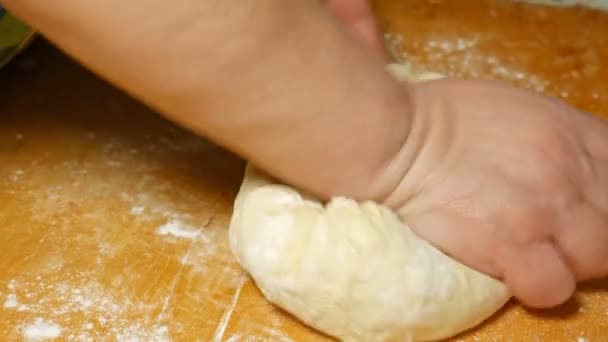 Bäcker knetet Teig mit der Hand auf dem Tisch in Mehl — Stockvideo