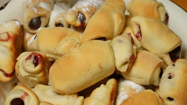 Espolvorear croissants cocidos con azúcar en polvo — Vídeos de Stock