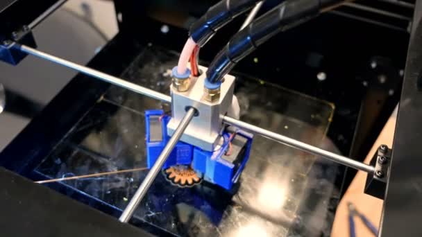 Drie dimensionale kunststof 3D-printer in laboratorium — Stockvideo