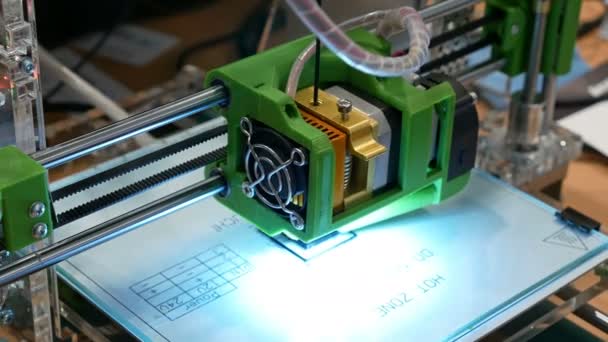 Drie dimensionale kunststof 3D-printer in laboratorium — Stockvideo