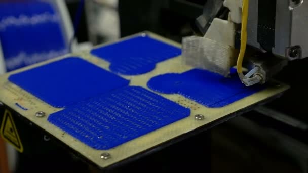 Трехмерный пластиковый 3D принтер в лаборатории — стоковое видео