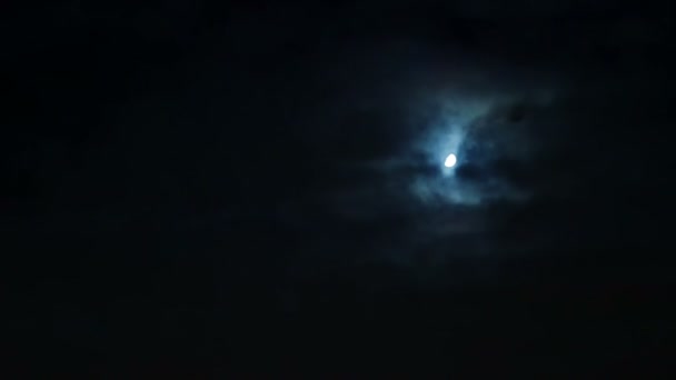 Gewitterwolken über dem Mond in der Nacht am bewölkten Himmel — Stockvideo