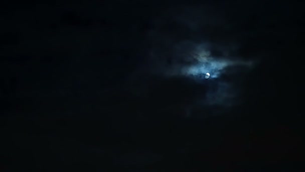 Molnen över månen på natten på mulen himmel — Stockvideo