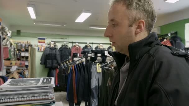 El hombre habla emocionalmente con el cajero o gerente de ventas — Vídeos de Stock
