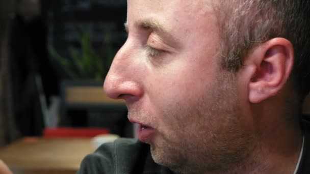 Мужской эмоциональный близкий портрет с глазами и носом — стоковое видео