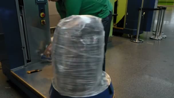 Упаковка багажа в терминале аэропорта — стоковое видео