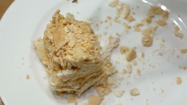 Pastel que se corta con tenedor en la placa blanca y se come — Vídeos de Stock
