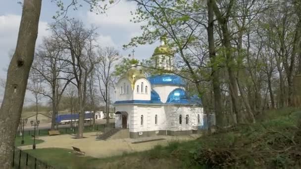 Branco azul e ouro ortodoxo igreja dolly pan tiro — Vídeo de Stock