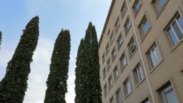 Panneau de bâtiment de bureau ou d'usine et plan incliné — Video