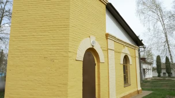 Antiguo edificio de piedra de ladrillo con torre y puerta pesada — Vídeos de Stock