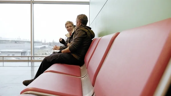 Paar te wachten op de luchthaventerminal met kaartjes — Stockfoto