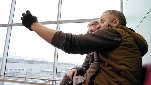 Lykkelig par eller familie tager selfie selvportræt - Stock-foto
