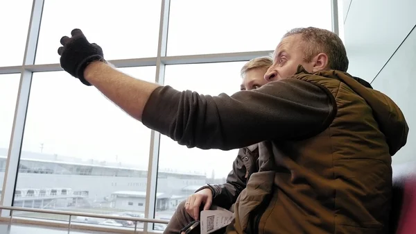 Couple heureux ou famille prenant selfie autoportrait — Photo