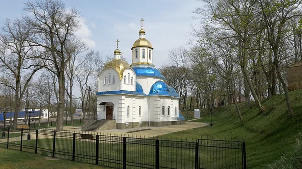 Біло-блакитна і золота православна церква — стокове фото