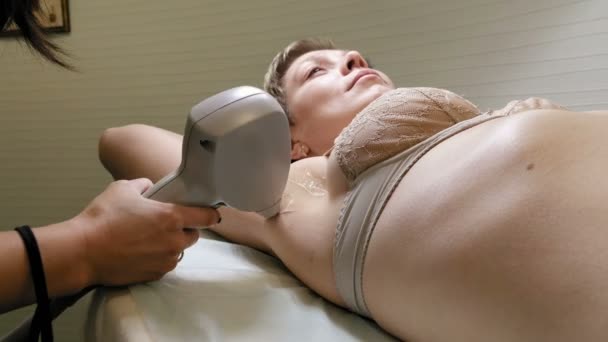 Женщина получает лечение лазерной эпиляции подмышки — стоковое видео