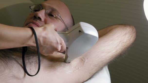 El hombre obtiene tratamiento de depilación láser axila — Vídeos de Stock