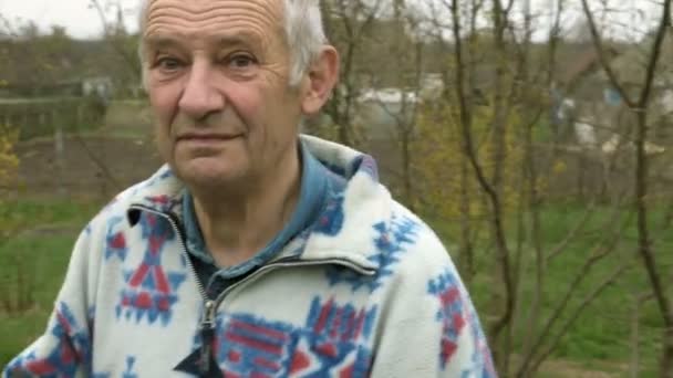 Senior elderly aged old man portrait outdoors — Stock Video