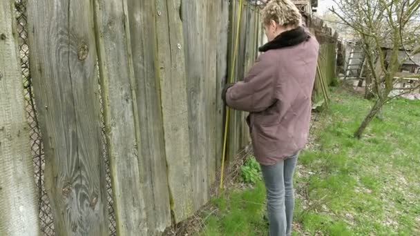 Chica del campo mide cerca vieja con cinta métrica — Vídeos de Stock