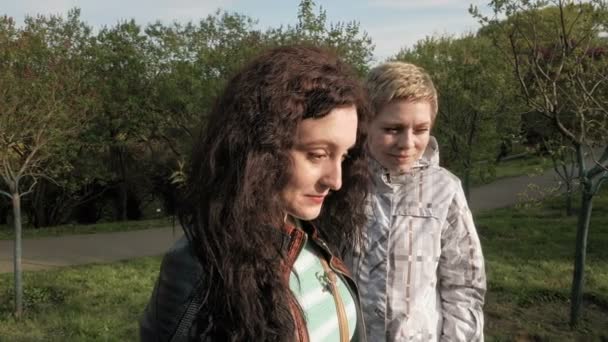 Дві смайлики подруги розмовляють у зеленому парку — стокове відео