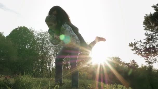 Twee vrolijke meisjes vrienden fools in park buitenshuis — Stockvideo