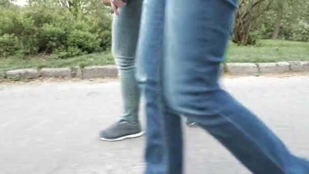 Womens voeten op de stoep in schoenen en sneakers — Stockvideo