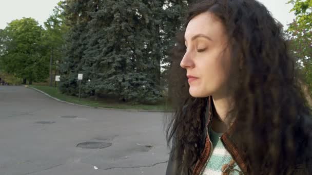 Красивая брюнетка длинные волосы девушка портрет на улице — стоковое видео