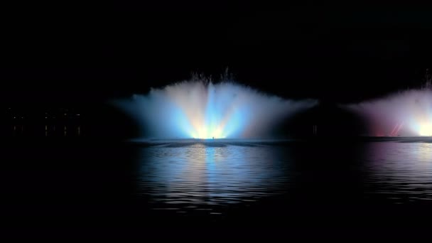 Kleurrijke heldere fontein met mooie reflectie — Stockvideo