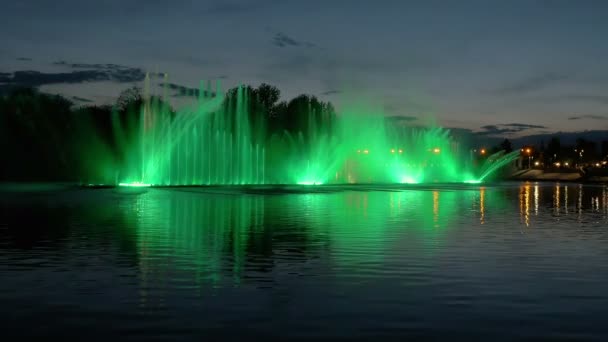 Fontaine lumineuse colorée avec belle réflexion — Video