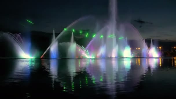 Kleurrijke heldere fontein met mooie reflectie — Stockvideo