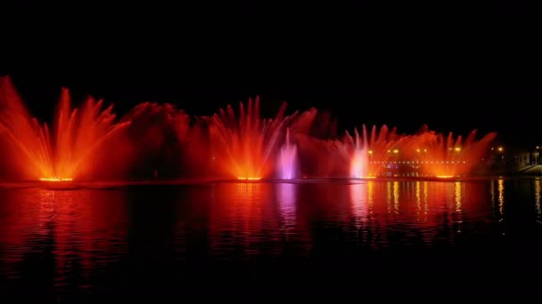 Красочный яркий фонтан с красивым отражением — стоковое видео