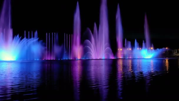 Красочный яркий фонтан с красивым отражением — стоковое видео