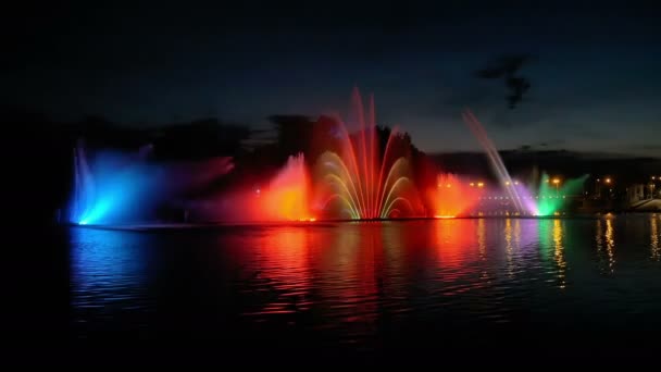 Fontaine lumineuse colorée avec belle réflexion — Video