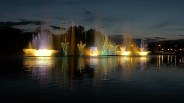 Fontaine lumineuse colorée avec belle réflexion — Video