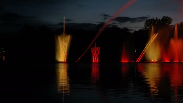 Colorful bright fountain with beautiful reflection — Stock Video