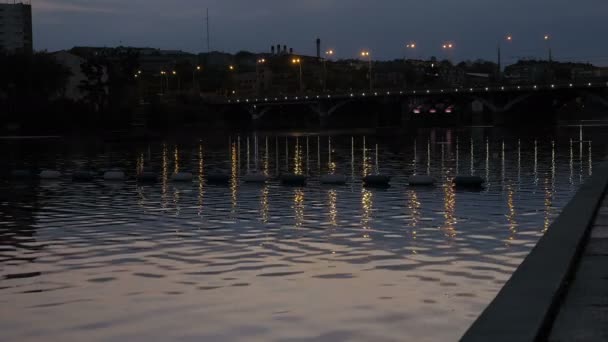 Γέφυρα στον ποταμό με όμορφα φώτα τη νύχτα — Αρχείο Βίντεο