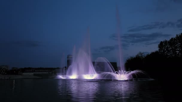 Heldere fontein op de vijver water of river — Stockvideo