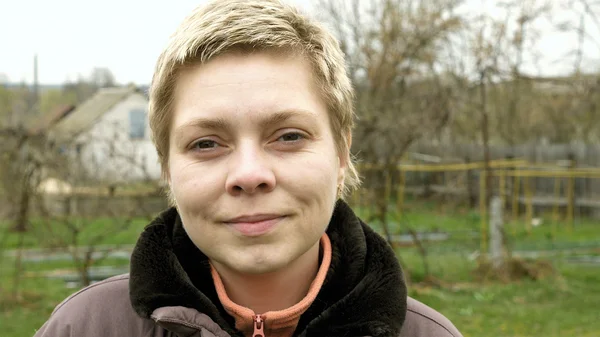 Land blont kort hår flicka stående utomhus — Stockfoto