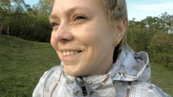 Söt blond kort hår kvinna porträtt utomhus — Stockfoto