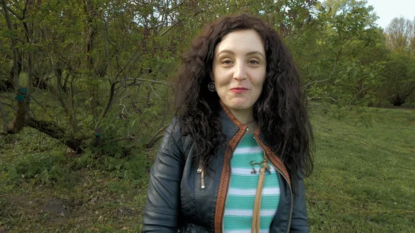 Bastante morena pelo largo chica retrato al aire libre — Foto de Stock