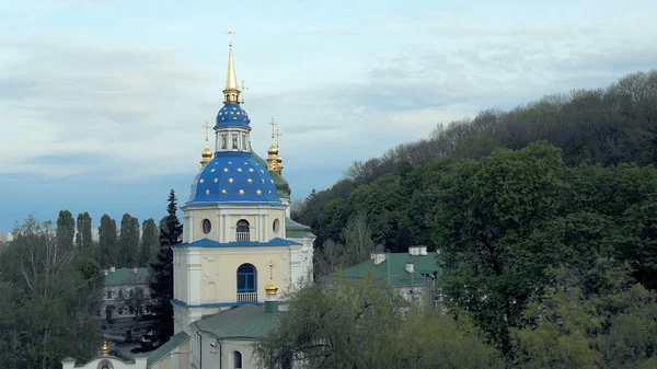 Біло-блакитна і золота православна церква на деревах — стокове фото