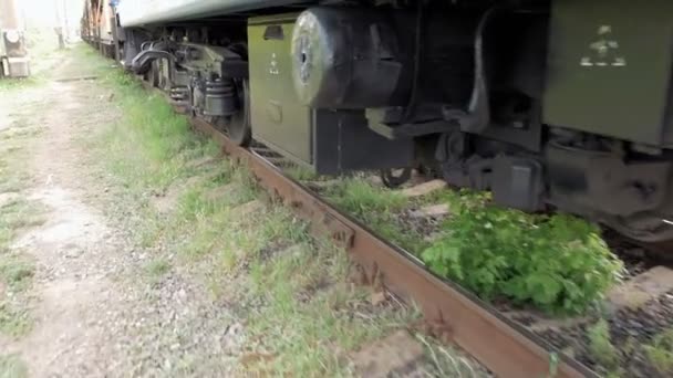 Pociąg trener kół na pasie startowym szyny — Wideo stockowe