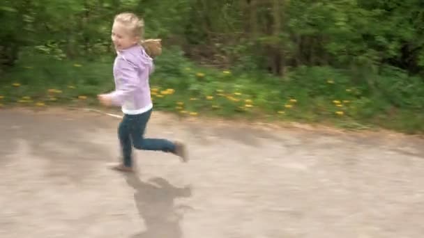 Menina brincalhão corre no jogo ri e sorri — Vídeo de Stock