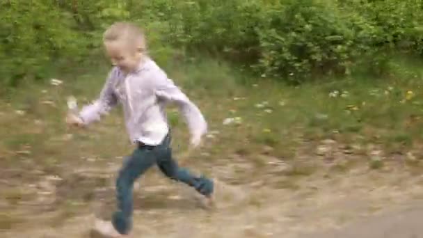 Giocoso bambina corre su gioco ride e sorride — Video Stock