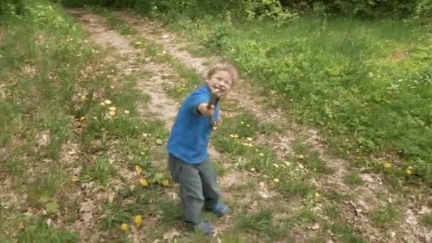 Feliz niño corre con la barra risas y sonrisas — Vídeo de stock