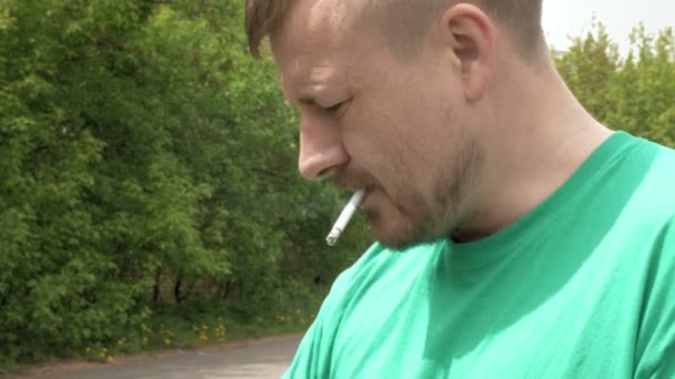 Rökning cigarett man porträtt — Stockvideo