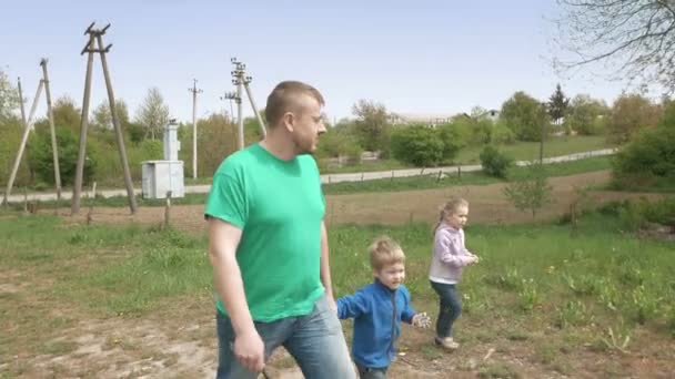 Vater und glückliche Kinder gehen gemeinsam ins Freie — Stockvideo